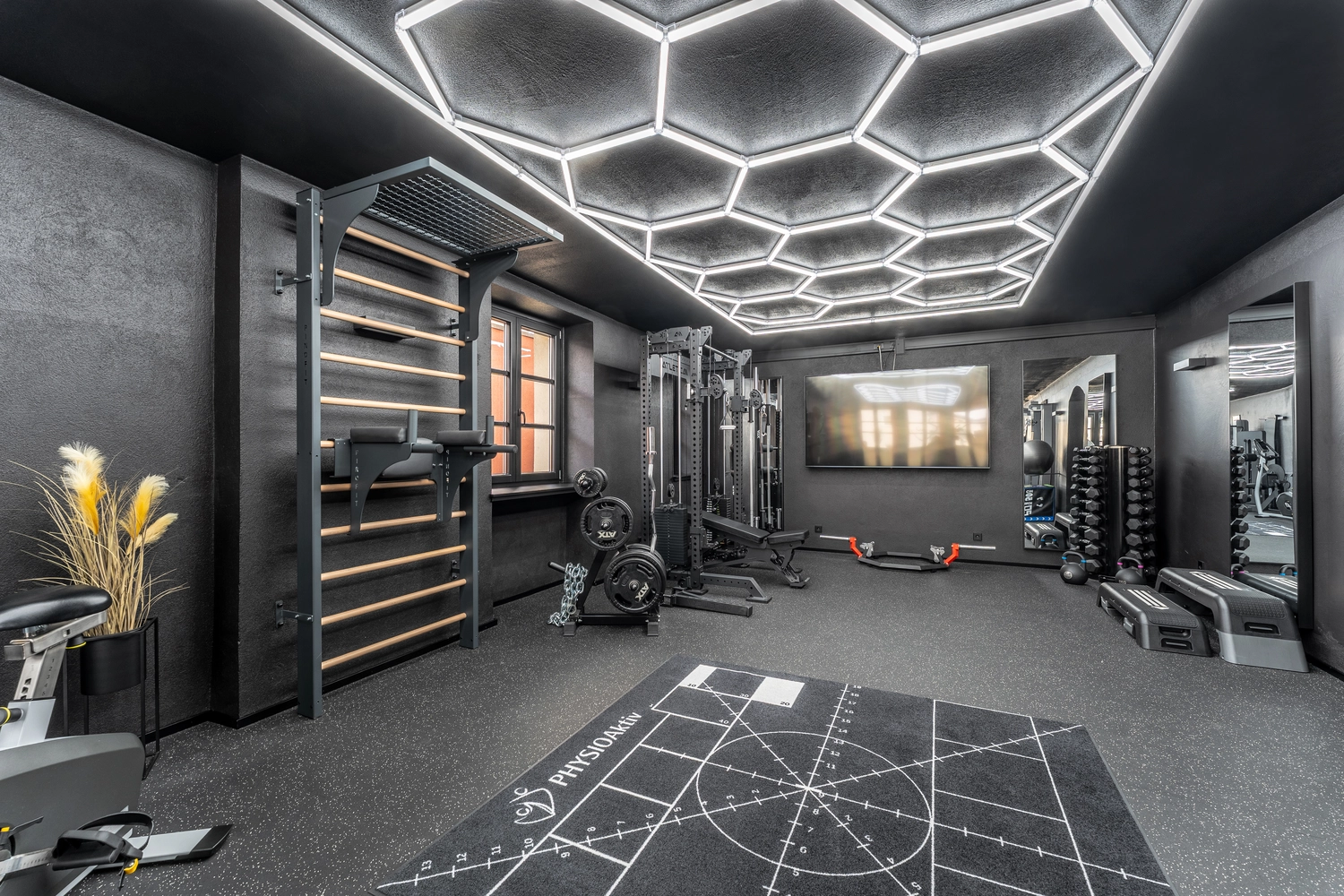 Therapeut, der einen verletzten Mann mit der Rotatorenmanschetten-Dehnungsmethode behandelt.