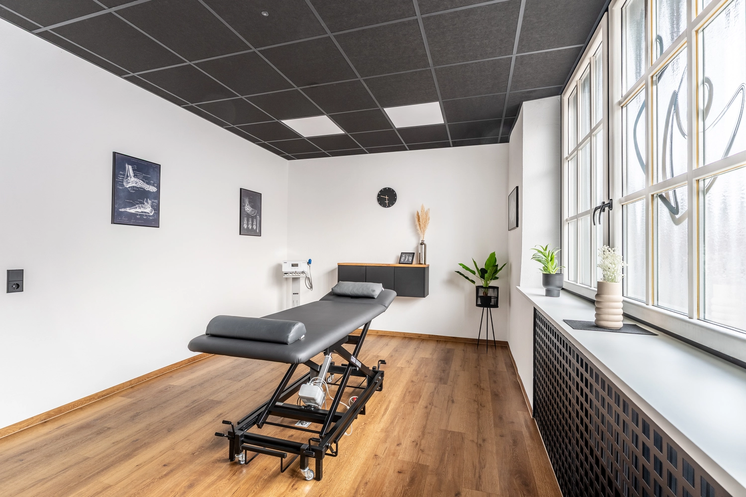 Therapeut, der einen verletzten Mann mit der Rotatorenmanschetten-Dehnungsmethode behandelt.