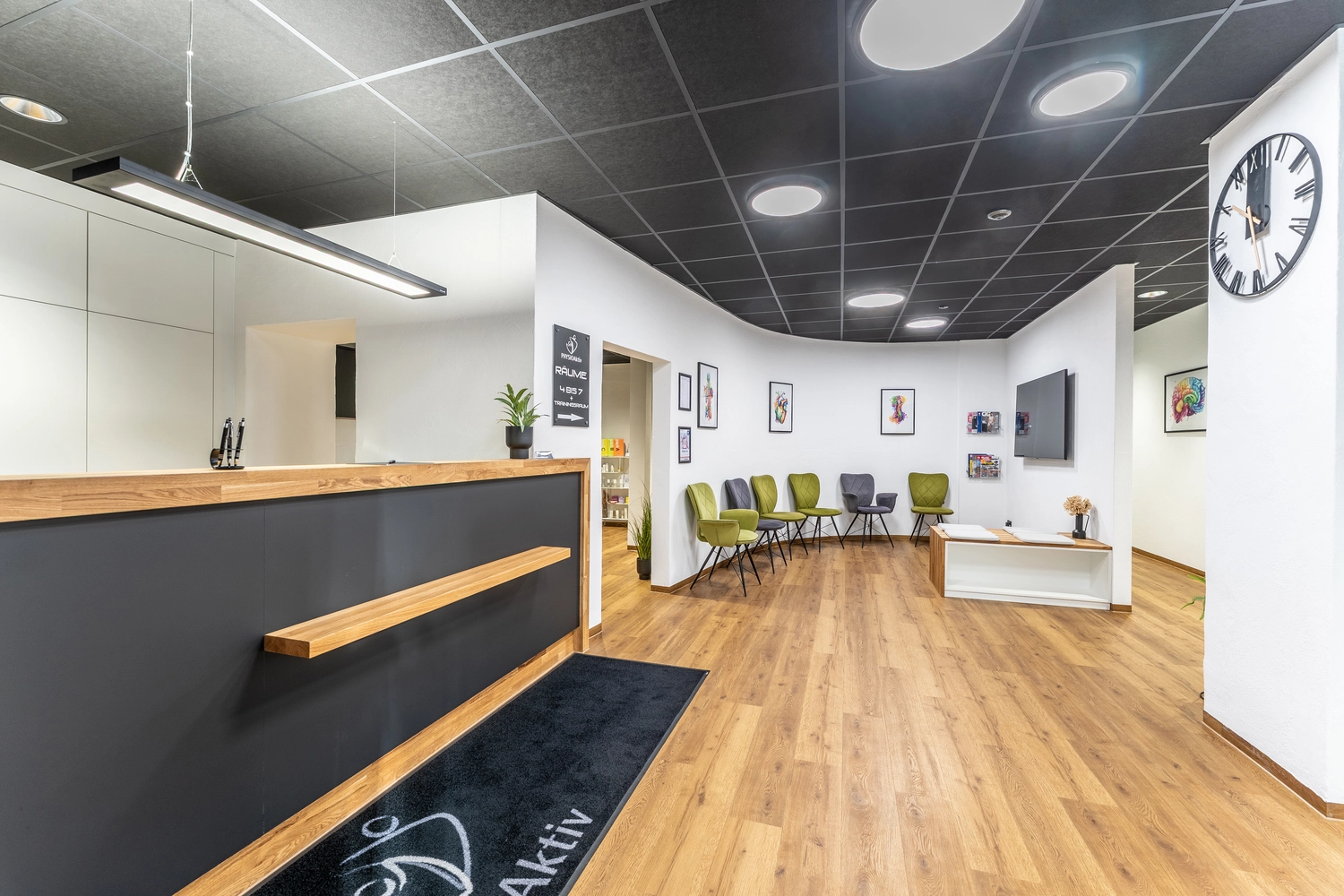 Therapeut, der einen verletzten Mann mit der Rotatorenmanschetten-Dehnungsmethode behandelt.