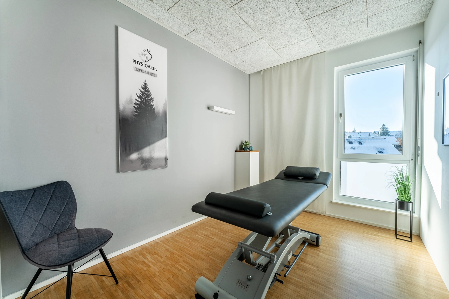 Therapeut, der einen verletzten Mann mit der Rotatorenmanschetten-Dehnungsmethode behandelt.