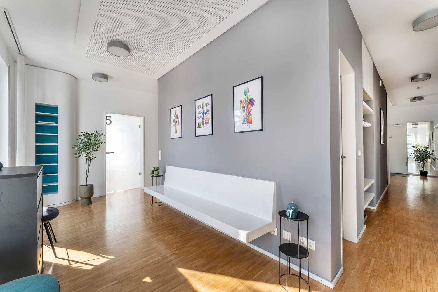 Therapeut, der einen verletzten Mann mit der Rotatorenmanschetten-Dehnungsmethode behandelt.