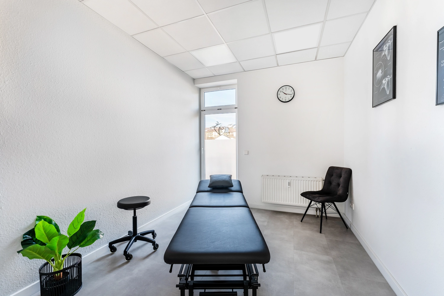 Therapeut, der einen verletzten Mann mit der Rotatorenmanschetten-Dehnungsmethode behandelt.