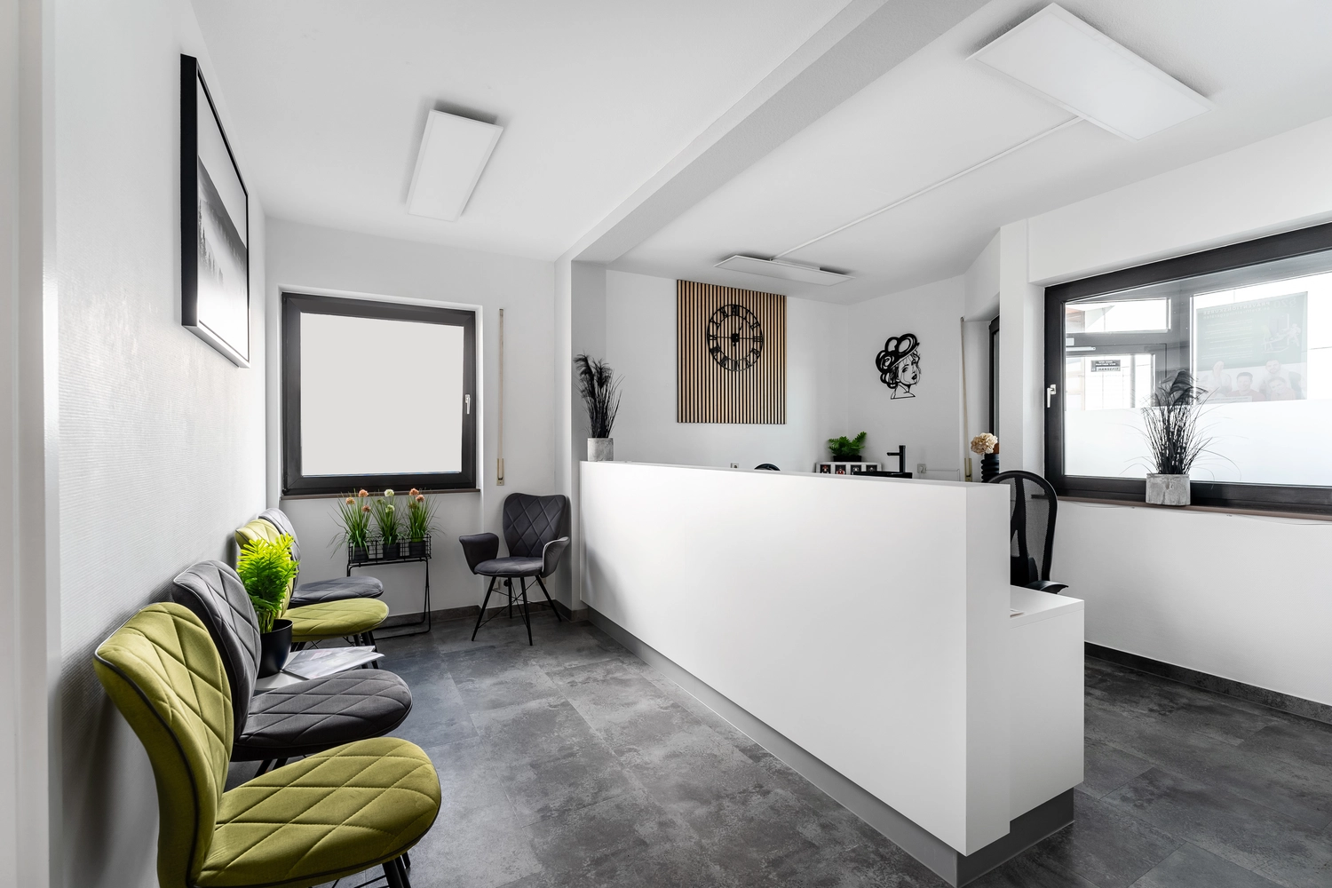 Therapeut, der einen verletzten Mann mit der Rotatorenmanschetten-Dehnungsmethode behandelt.