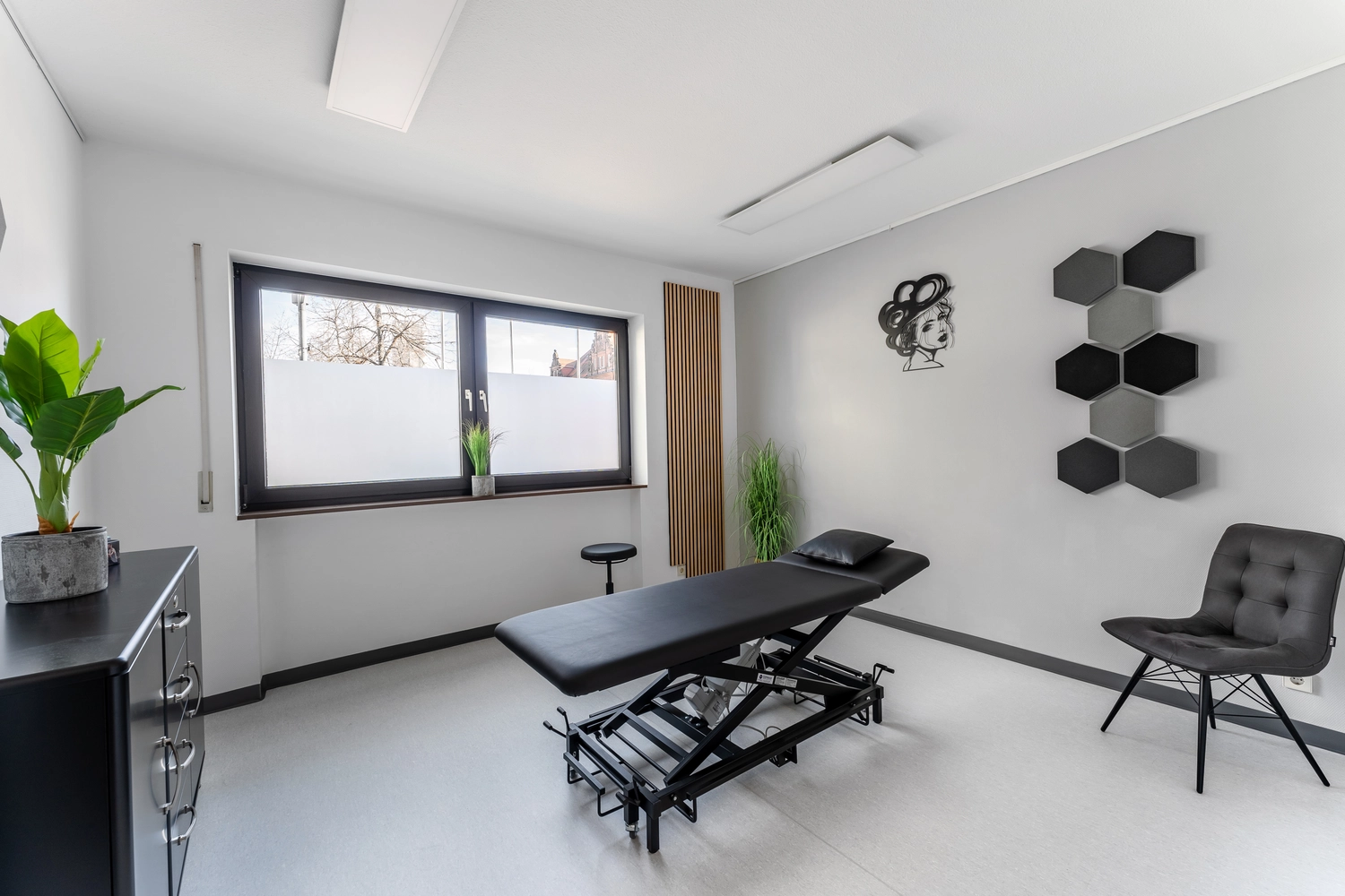 Therapeut, der einen verletzten Mann mit der Rotatorenmanschetten-Dehnungsmethode behandelt.