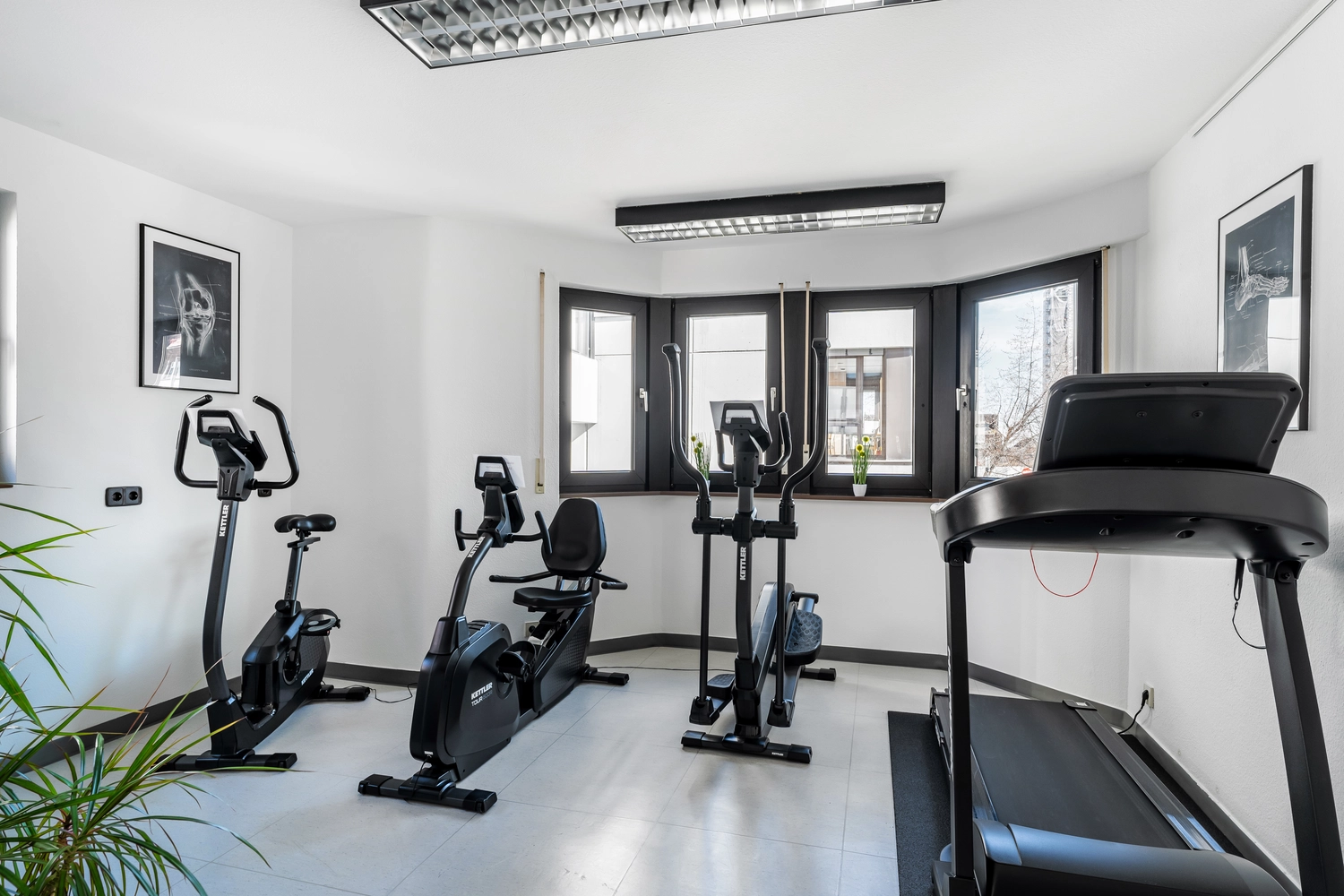 Therapeut, der einen verletzten Mann mit der Rotatorenmanschetten-Dehnungsmethode behandelt.